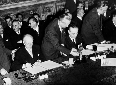 Antonio Segni y Gaetano Martino firmando los Tratados de Roma, estableciendo el Consejo Económico Europeo de Unbekannt Unbekannt